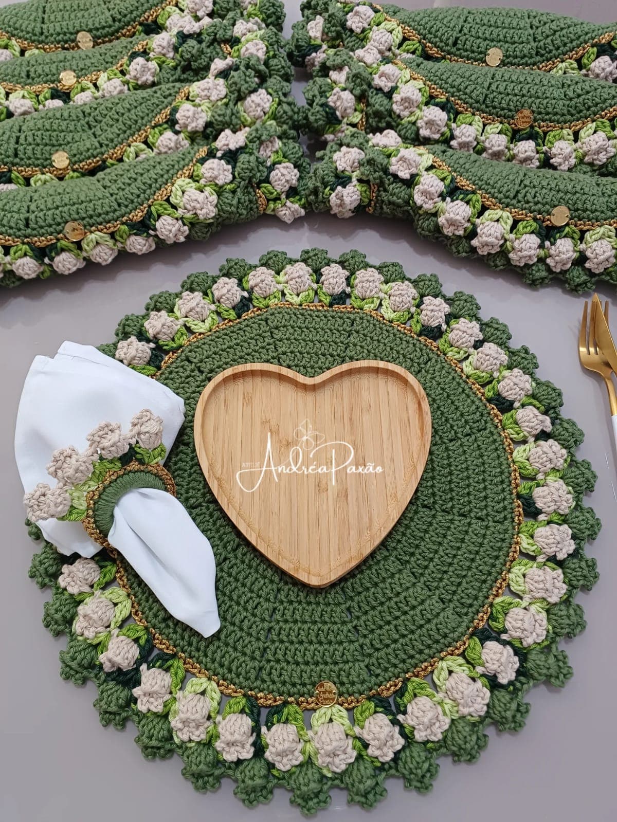 Sousplat verde com flores brancas