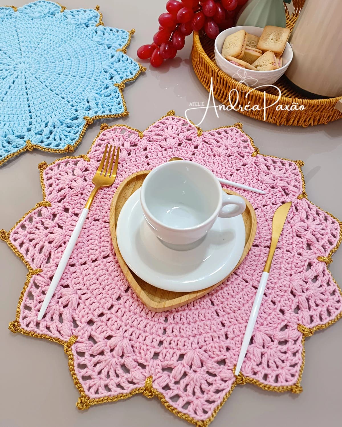 Sousplat de crochê rosa com bordas douradas